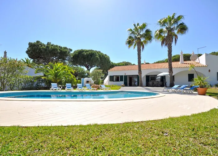 Willa Close To Beaches And Amenities, Private Pool, Free Ac And Wifi Quarteira