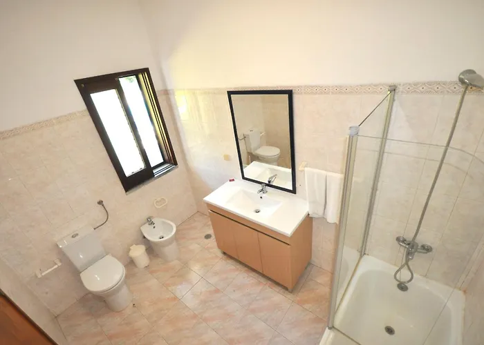 Willa Close To Beaches And Amenities, Private Pool, Free Ac And Wifi Quarteira