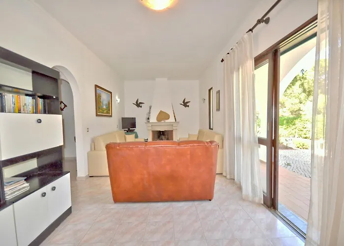 Close To Beaches And Amenities, Private Pool, Free Ac And Wifi *