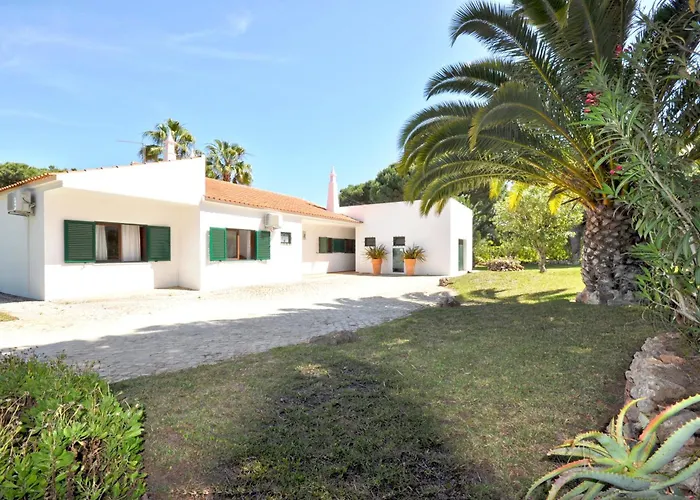 Close To Beaches And Amenities, Private Pool, Free Ac And Wifi Quarteira