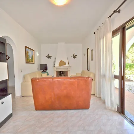Close To Beaches And Amenities, Private Pool, Free Ac And Wifi *