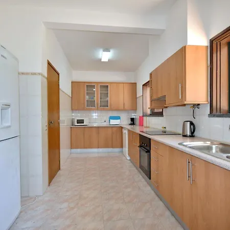 Close To Beaches And Amenities, Private Pool, Free Ac And Wifi Quarteira