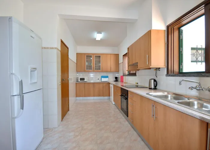 Close To Beaches And Amenities, Private Pool, Free Ac And Wifi Quarteira