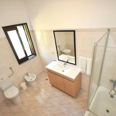 Villa Close To Beaches And Amenities, Private Pool, Free Ac And Wifi Quarteira